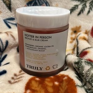 🆕 🍓truly hotter in person bronze in blur cream